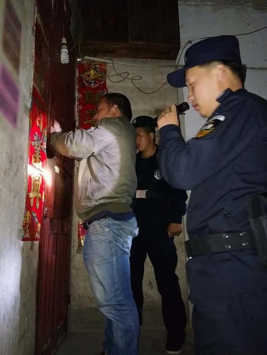 紫云粗心妈妈误将幼女锁家中 