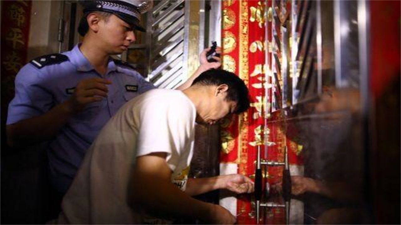 紫云请开锁师傅开了锁后，师傅